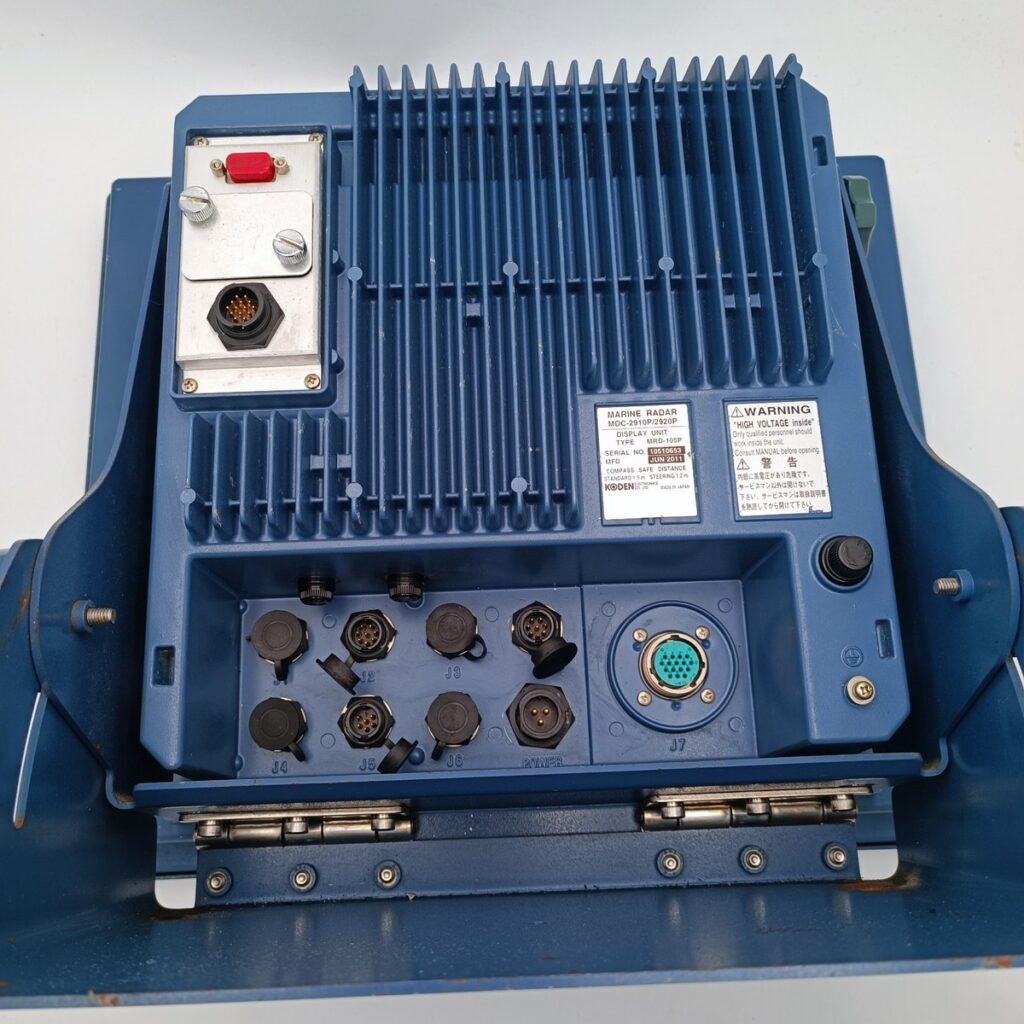 Chaque système radar marin a ses propres exigences, rendant indispensables des boîtiers personnalisés et sur mesure. Les ingénieurs doivent concevoir, créer et fabriquer avec soin des unités aux dimensions, aux schémas de ventilation, au routage des câbles et aux points d'accès spécifiques. Contrairement aux armoires rackables standardisées, les boîtiers sur mesure nécessitent une étroite collaboration avec les développeurs de systèmes radar afin de garantir la compatibilité et les performances. L'équilibre entre blindage et gestion thermique pose souvent problème. Les unités de contrôle radar génèrent de la chaleur, mais le boîtier doit rester étanche pour maintenir le blindage EMI/RFI et la résistance aux intempéries. Ce défi est relevé par le développement de circuits d'air filtrés spécialisés, l'intégration d'un refroidissement liquide ou des structures de dissipation thermique avancées sans compromettre l'intégrité du blindage.