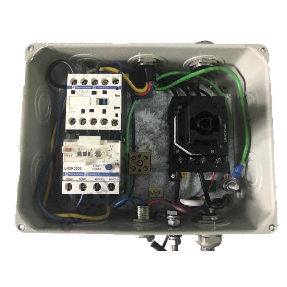 Cada sistema de radar marino tiene sus propios requisitos, por lo que las carcasas personalizadas son esenciales. Los ingenieros deben diseñar, crear y fabricar cuidadosamente unidades con dimensiones, distribución de ventilación, cableado y puntos de acceso específicos. A diferencia de los gabinetes estandarizados para montaje en rack, las carcasas personalizadas requieren una estrecha colaboración con los desarrolladores de sistemas de radar para garantizar la compatibilidad y el rendimiento. A menudo surgen dificultades para equilibrar el rendimiento del blindaje con la gestión térmica. Las unidades de control de radar generan calor, pero la carcasa debe permanecer sellada para mantener el blindaje EMI/RFI y la resistencia a la intemperie. Este desafío se aborda mediante el desarrollo de rutas de flujo de aire filtradas especializadas, la integración de refrigeración líquida o estructuras avanzadas de disipación de calor sin comprometer la integridad del blindaje.