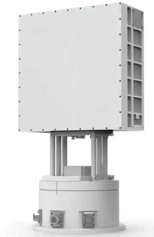 A fabricação de invólucros personalizados para unidades de detecção de radar, exigida em modernos sistemas de defesa antidrone, demanda uma combinação de engenharia de projeto avançada, ciência dos materiais e durabilidade ambiental. Esses invólucros devem ser personalizados e fabricados para oferecer dissipação de calor, resistência à vibração e à corrosão, além de proporcionar estabilidade a longo prazo em condições adversas e imprevisíveis. Com a crescente implantação de radares antidrone em estações de vigilância de fronteiras, torres de grande altitude, plataformas marítimas, sistemas veiculares móveis e bases táticas remotas, as expectativas por invólucros de proteção resistentes às intempéries, a impactos e duráveis ​​nunca foram tão altas. Um invólucro de detecção de radar de alto desempenho deve ser fabricado com alta rigidez mecânica e layout interno otimizado para proteger os componentes eletrônicos sensíveis contra interferência eletromagnética (EMI) e de radiofrequência (RFI). Por isso, blindagem contra EMI e RFI, proteção à prova d'água e poeira com classificação IP e gerenciamento térmico devem ser integrados desde o estágio inicial do desenvolvimento de engenharia. O invólucro deve suportar vibrações contínuas causadas por vento, movimento de veículos ou sistemas de radar rotativos, exigindo uma estrutura robusta e resistente. Ao mesmo tempo, a superfície geralmente recebe um revestimento anticorrosivo especializado, permitindo que a estrutura funcione de forma confiável em ambientes costeiros, úmidos ou desérticos.