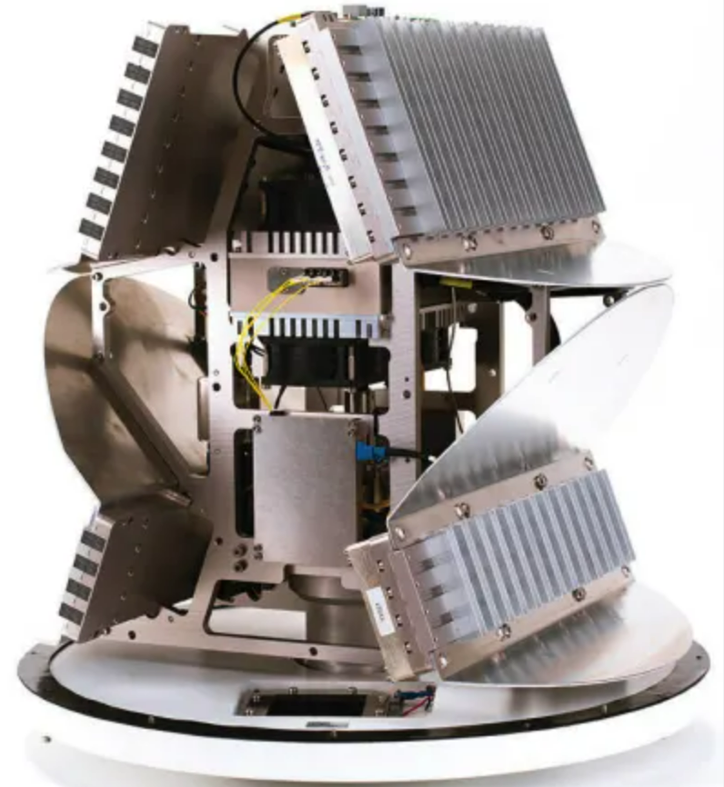 El diseño y la fabricación de un chasis para módulo de radar 3D con blindaje EMI de grado militar requieren una combinación de ingeniería avanzada, desarrollo de precisión y una meticulosa elaboración de materiales. Las modernas plataformas de detección por radar, especialmente los sistemas de matriz en fase 3D, exigen carcasas que no solo sean estructuralmente robustas y resistentes, sino también capaces de mantener una resistencia a la corrosión, una gestión térmica y una resistencia a las vibraciones a largo plazo en las duras condiciones del campo de batalla. Por ello, el chasis debe diseñarse, personalizarse y fabricarse teniendo en cuenta la fiabilidad crítica para la misión. Un chasis bien diseñado comienza con la selección de materiales resistentes a la corrosión, como aluminio de grado marino, aleaciones de acero tratado o híbridos compuestos. Estos materiales proporcionan la resistencia a la intemperie, las propiedades de resistencia a los golpes y la durabilidad necesarias para los módulos de radar montados en vehículos, buques de guerra, sistemas de defensa fronteriza y plataformas antidrones. La carcasa también debe incorporar blindaje EMI y RFI para proteger los componentes electrónicos sensibles del radar de las interferencias electromagnéticas, garantizando un procesamiento de señal estable y preciso.