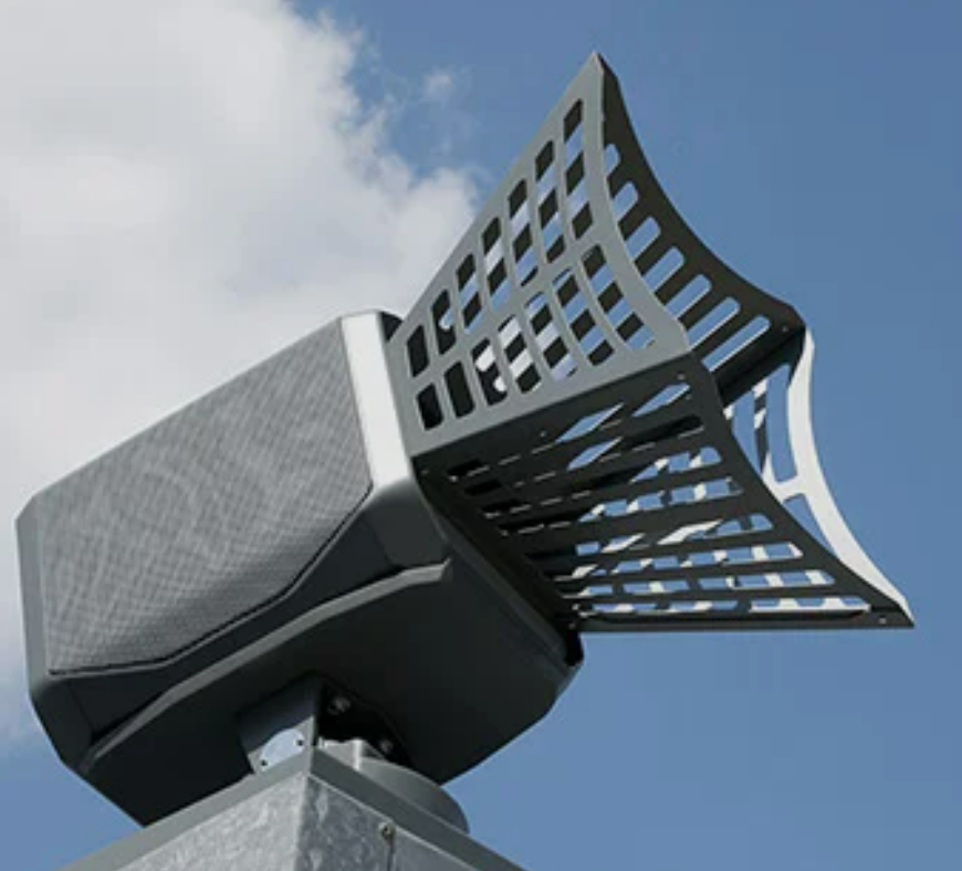 La fabricación de carcasas a medida para unidades de detección de radar, necesarias en los modernos sistemas de defensa antidrones, exige una combinación de ingeniería de diseño avanzada, ciencia de los materiales y resistencia ambiental. Estas carcasas deben personalizarse y fabricarse para ofrecer disipación de calor, resistencia a las vibraciones y a la corrosión, además de proporcionar estabilidad a largo plazo en condiciones adversas e impredecibles. Dado que los radares antidrones se despliegan cada vez más en estaciones de vigilancia fronteriza, torres de gran altitud, plataformas marinas, sistemas de vehículos móviles y bases tácticas remotas, las expectativas en cuanto a carcasas protectoras resistentes a la intemperie, a los golpes y duraderas son mayores que nunca. Una carcasa de detección de radar de alto rendimiento debe fabricarse con una gran rigidez mecánica y una distribución interna optimizada para proteger los componentes electrónicos sensibles de las interferencias electromagnéticas (EMI/RFI). Por ello, el blindaje EMI/RFI, la protección contra el agua y el polvo con clasificación IP y la gestión térmica deben integrarse desde la fase inicial del desarrollo de ingeniería. La carcasa debe soportar la vibración continua provocada por la carga del viento, el movimiento de los vehículos o la rotación de los sistemas de radar, lo que requiere una estructura robusta y resistente. Al mismo tiempo, la superficie suele recibir un recubrimiento anticorrosivo especializado, lo que permite que la carcasa funcione de manera fiable en entornos costeros, húmedos o desérticos.