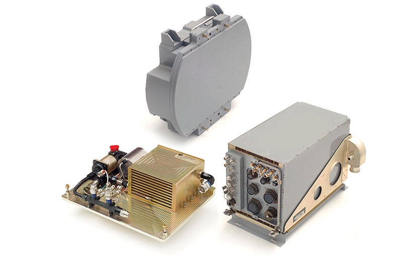 La conception d'une armoire métallique compacte pour un système radar AESA exige une combinaison pointue d'ingénierie mécanique, de développement thermique et de fabrication de précision. Les radars à balayage électronique actif modernes nécessitent des structures de protection robustes et résistantes, capables d'abriter des modules électroniques ultra-compacts. Par conséquent, l'armoire doit être conçue sur mesure et fabriquée avec soin afin de répondre aux exigences de performance strictes du radar, sans compromettre sa facilité de maintenance ni sa durabilité. La conception et la fabrication d'une armoire métallique compacte pour radar AESA représentent un défi multidimensionnel, impliquant la science des matériaux, le confinement des radiofréquences, l'étanchéité environnementale et une modélisation thermique précise. Une fois réalisée correctement, l'armoire obtenue constitue un châssis robuste, opérationnel et techniquement abouti, capable d'exploiter pleinement le potentiel des systèmes radar de nouvelle génération.