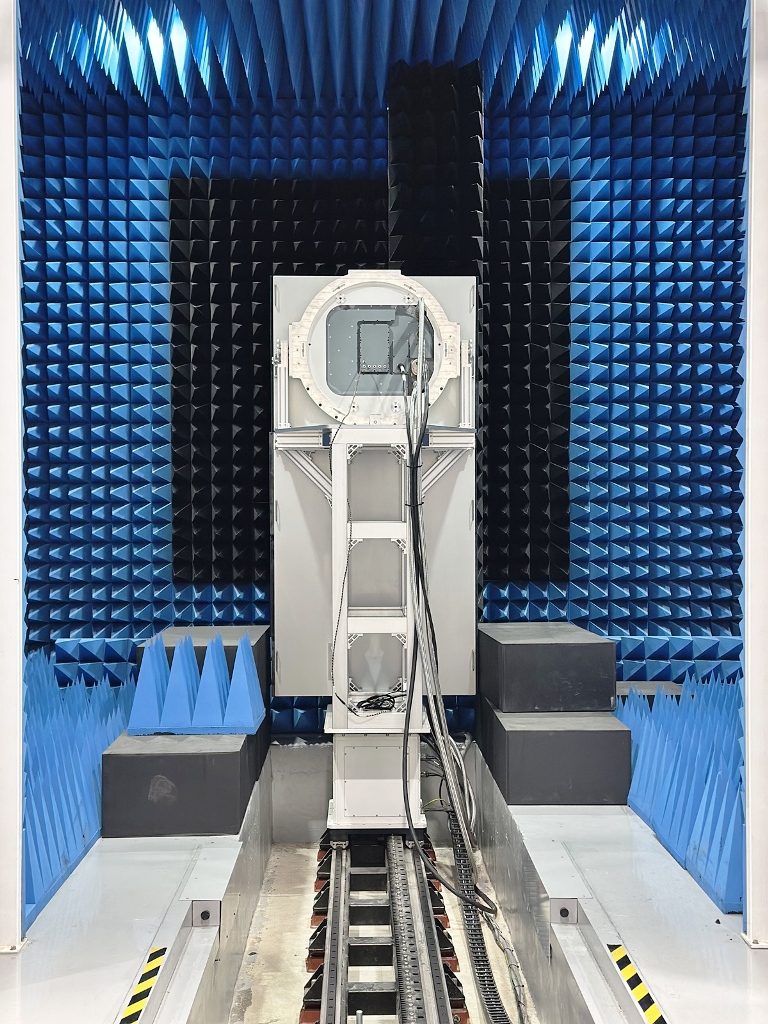 El diseño de un gabinete metálico compacto para un sistema de radar AESA exige una combinación avanzada de ingeniería mecánica, desarrollo térmico y fabricación precisa de la carcasa. Los radares modernos de matriz activa de barrido electrónico requieren estructuras de protección robustas, resistentes y resilientes, a la vez que albergan módulos electrónicos altamente compactos. Por lo tanto, el gabinete debe diseñarse a medida, personalizarse y fabricarse cuidadosamente para cumplir con los estrictos criterios de rendimiento del radar sin sacrificar la facilidad de servicio ni la durabilidad a largo plazo. El diseño y la fabricación de un gabinete metálico compacto para un radar AESA suponen un reto multidimensional que involucra la ciencia de los materiales, la contención de radiofrecuencia, el sellado ambiental y un modelado térmico preciso. Si se ejecuta correctamente, el gabinete resultante se convierte en un chasis resistente, listo para la misión y técnicamente refinado que soporta todo el potencial de rendimiento de los sistemas de radar de próxima generación.