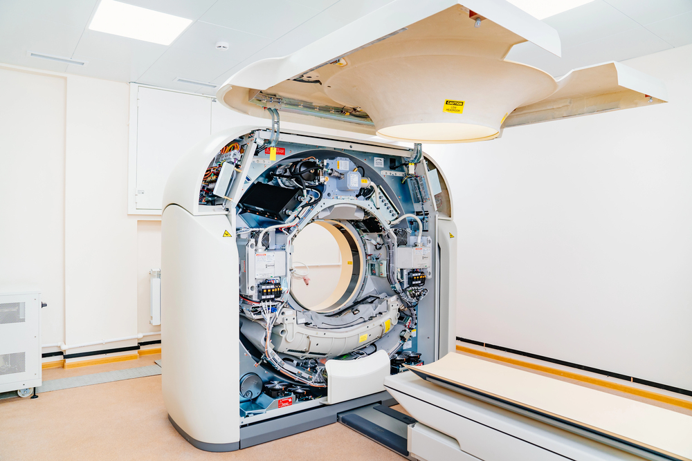 O avanço da tecnologia de imagem médica — incluindo os sistemas de ressonância magnética, tomografia computorizada e raios X — exige não só um elevado desempenho computacional, mas também uma proteção superior contra interferências ambientais e eletromagnéticas. O Armário Inteligente em Policarbonato com Blindagem EMI/RFI e Otimização Estrutural é uma solução especializada desenvolvida para satisfazer estes rigorosos requisitos através de uma combinação de precisão de engenharia, inovação em materiais e excelência de fabrico. Ao contrário das caixas metálicas tradicionais, as caixas de policarbonato oferecem leveza, resistência e flexibilidade de design, sendo adequadas para aplicações onde um desempenho robusto, resistente e resiliente deve coexistir com isolamento elétrico e formato ergonómico. O processo de design envolve engenharia e desenvolvimento avançados para adaptar, personalizar e fabricar cada armário de acordo com o tamanho, a função e as condições ambientais específicas do sistema de imagem médica alvo. Um desafio fundamental no design destes armários reside em alcançar uma blindagem EMI e RFI eficaz, mantendo a transparência e o apelo estético exigidos em ambientes médicos. Os engenheiros incorporam frequentemente revestimentos condutores, malhas metálicas embutidas ou estruturas de materiais híbridos para bloquear a interferência eletromagnética sem comprometer a visibilidade ou a acessibilidade. Garantir a vedação completa à prova de água e de pó com classificação IP, ao mesmo tempo que se integram estas camadas condutoras, acrescenta mais uma camada de complexidade ao processo de design e fabrico.