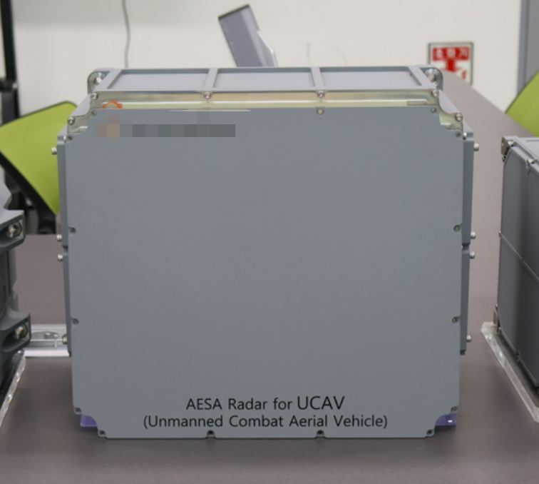 Die Entwicklung eines platzsparenden Metallgehäuses für ein AESA-Radarsystem erfordert eine hochentwickelte Kombination aus Maschinenbau, Wärmetechnik und präziser Gehäusefertigung. Moderne AESA-Radargeräte benötigen robuste und widerstandsfähige Schutzstrukturen, die gleichzeitig hochkompakte Elektronikmodule beherbergen. Daher muss das Gehäuse individuell angepasst und sorgfältig gefertigt werden, um die strengen Leistungsanforderungen des Radars zu erfüllen, ohne Kompromisse bei der Wartungsfreundlichkeit oder Langlebigkeit einzugehen. Die Entwicklung und Fertigung eines platzsparenden Metallgehäuses für AESA-Radar ist eine vielschichtige Herausforderung, die Materialwissenschaft, HF-Abschirmung, Umgebungsabdichtung und präzise Wärmemodellierung umfasst. Bei erfolgreicher Umsetzung entsteht ein robustes, einsatzbereites und technisch ausgereiftes Gehäuse, das das volle Leistungspotenzial von Radarsystemen der nächsten Generation unterstützt.