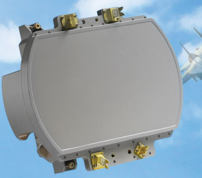 Het ontwerpen van een ruimtebesparende metalen behuizing voor een AESA-radarsysteem vereist een geavanceerde combinatie van werktuigbouwkunde, thermische ontwikkeling en nauwkeurige behuizingsfabricage. Moderne radars met actieve elektronische scanning array vereisen beschermende structuren die robuust, stevig en veerkrachtig blijven, terwijl ze zeer compacte elektronische modules huisvesten. Daarom moet de behuizing op maat worden gemaakt en zorgvuldig worden vervaardigd om te voldoen aan de strenge prestatie-eisen van de radar, zonder dat dit ten koste gaat van de bruikbaarheid of duurzaamheid op lange termijn. Het ontwerp en de fabricage van een ruimtebesparende metalen behuizing voor een AESA-radar is een multidimensionale uitdaging, die materiaalkunde, RF-containment, omgevingsafdichting en nauwkeurige thermische modellering vereist. Bij een correcte uitvoering vormt de resulterende behuizing een veerkrachtig, gebruiksklaar en technisch verfijnd chassis dat het volledige prestatiepotentieel van radarsystemen van de volgende generatie ondersteunt.